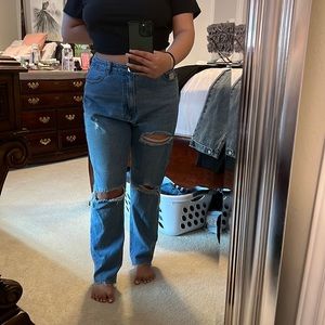 Ripped oversized jeans